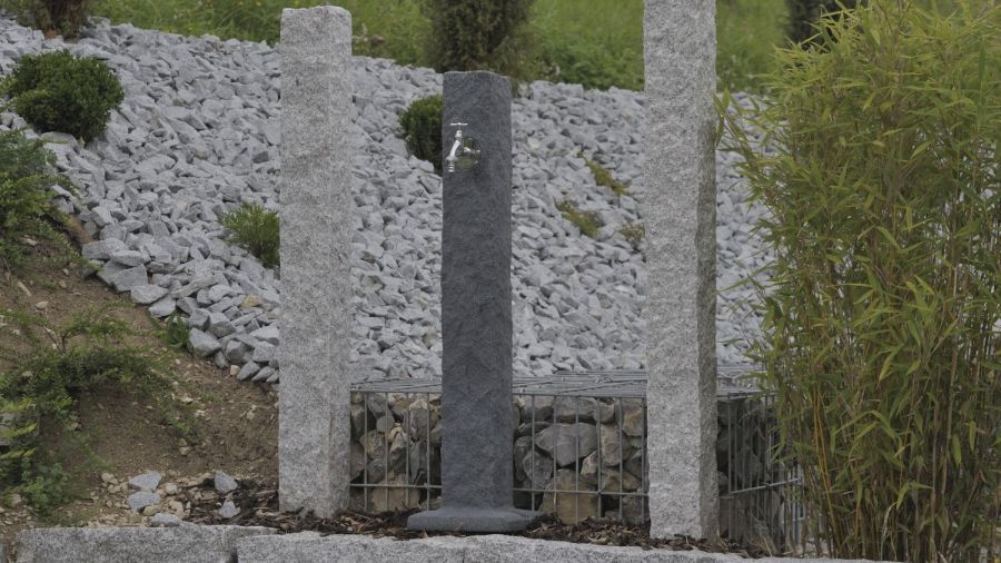 9000437 Natural Dark Granite Stone Effect watering post