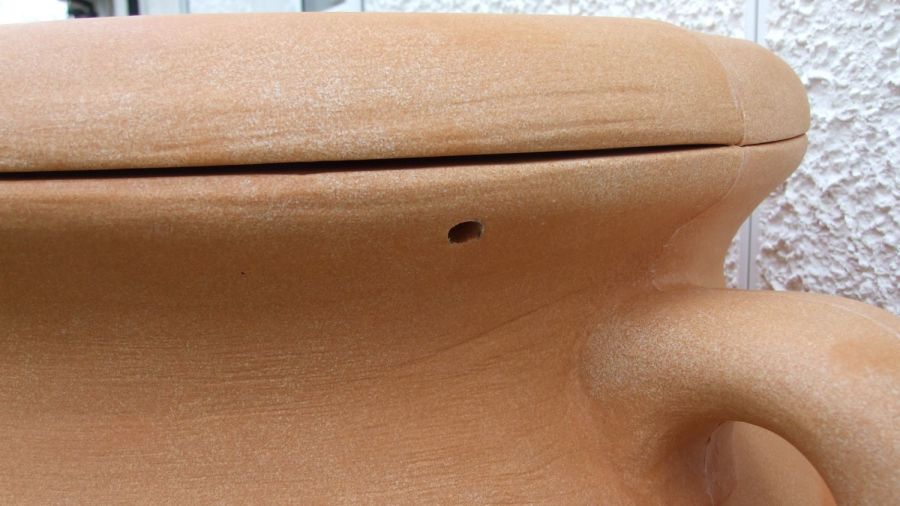 Helena Amphora 300 Litre Water Butt showing lid detail.
